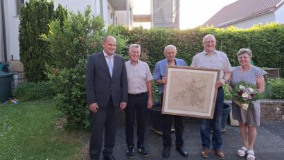 Bild: gz
Bürgermeister Thomas Kleber (von links) verabschiedet offiziell seinen Vorgänger Reiner Gäbl, die Markträte Karl Roth und Siegfried Wild sowie Markträtin Brigitte Warta sowie in Abwesenheit Albert Grießl.