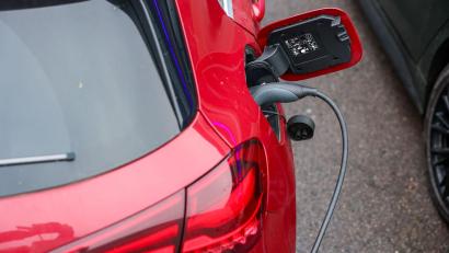 Bild: Jan Woitas/dpa
Ein Elektroauto an einer Ladesäule. E-Autos gewinnen laut HUK Coburg stark an Zuspruch. (Symbolbild)