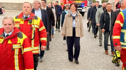 Bild: Gabi Schönberger
Die neue Neustädter Bürgermeisterin Tanja Kippes läuft eingerahmt von den Stadträten im Festzug mit Bürgerwehr, Marketenderinnen und Feuerwehr zur konstituierenden Sitzung des Stadtrates.