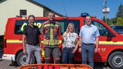 Bild: Steuerseminare Graf
Die Spendenübergabe vor dem Feuerwehrgerätehaus Freudenberg-Wutschdorf mit 1. Bürgermeister Reiner Wiedenbauer, 1. Kommandant Peter Meßmann, Geschäftsführerin Alexandra Wieczorek sowie Geschäftsführer Thomas Graf.