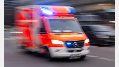 Bild: Monika Skolimowska/dpa
Im Krankenwagen wird der Mann zunächst wiederbelebt. (Symbolbild)