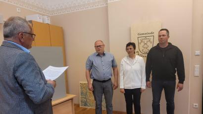 Bild: exa
Bürgermeister Hubert Kraus (links) bei der Vereidigung der drei neuen Gemeinderatsmitglieder: v.li. Thomas Wegmann (FW), Eva-Maria Panzer (UWG) und Martin Sticht (CSU).