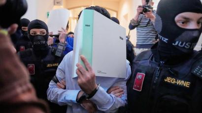 Bild: Matthias Schrader/AP/dpa
Die Geschworenen halten den Angeklagten im Fall der Vorbereitung eines Anschlags auf ein Taylor-Swift-Konzert für schuldig