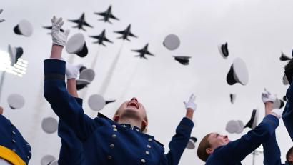 Bild: David Zalubowski/AP/dpa
Thunderbirds krönen Abschlussfeier an der Air Force Academy mit spektakulärem Überflug