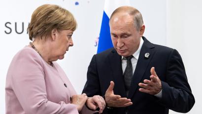 Bild: Bernd von Jutrczenka/dpa
Altkanzlerin Merkel hält es für keine gute Idee, Ex-Regierungschefs mit Kremlchef Putin verhandeln zu lassen. (Archivbild)