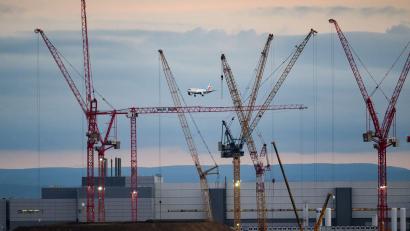 Bild: Robert Michael/dpa
Der „Wettbewerbsreport Ostdeutschland“ des Dresdner Ifo-Instituts sieht die Gefahr, dass der Osten Deutschlands wirtschaftlich den Anschluss verliert. (Archivbild)