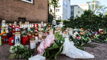 Bild: Oliver Berg/dpa
Blumen und Kerzen am Unfallort: In Dinslaken ist die Trauer nach dem Unfalltod zweier Kinder groß.