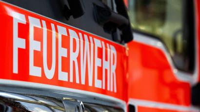 Symbolbild: Soeren Stache/dpa
Ein Streit eskaliert: Ein Mann setzt in Regenstauf eine Wiese und eine Papiertonne in Brand.