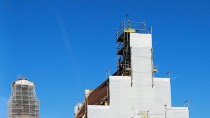 Bild: u
Die Stadtpfarrkirche Mariä Himmelfahrt und das historische Rathaus prägen seit Beginn des 15. Jahrhunderts das Bild der Hirschauer Innenstadt – nun eben als Baustellen.