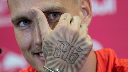 Bild: Hendrik Schmidt/dpa
David Raum liebt Tattoos. (Archivbild)