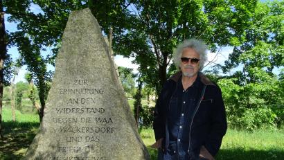Bild: Houschka
Nach fast 40 Jahren zurück: Wolfgang Niedecken, der mit seiner Kölner Band BAP im Juli 1986 beim legendären Anti-WAA-Festival spielte, besuchte den am sogenannten Lanzenanger aufgestellten Gedenkstein in Burglengenfeld.