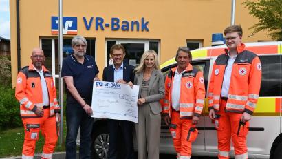 Bild: Anna Richthammer
Die VR-Bank unterstützt die First Responder Poppenricht mit Spende. Hier von links Reimelt Michael, Giehrl Stefan, Reindl Andreas, Lorenz Brigitte, Weiß Dietmar und Zintl Simon.