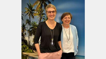 Bild: mia
Tanja Scholzen (rechts) und Sonja Honig haben sich zum 40-jährigen Jubiläum von dronzella-reisen ein charmantes Dankeschön für ihre Kunden einfallen lassen.