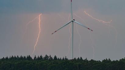 Bild: Patrick Pleul/dpa
Der Wetterdienst sieht schwere Gewitter aufziehen. (Archivbild)