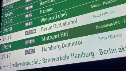 Bild: Bodo Marks/dpa
Der Stellwerkausfall bei Lüneburg ist laut Bahn behoben. Der Verkehr zwischen Hamburg und Berlin rollt wieder an.