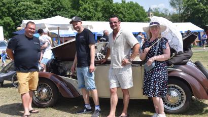 Bild: Paul Böhm 
Das älteste Vehikel stammte aus dem Jahr 1938. Sein aus Pfaffenhofen/Ilm kommender Besitzer hatte diesen DKW F7 der Auto Union mitgebracht. Christian Lautenschlager und Bastian Dürnhofer (von links), Chefs des Audi-VW-Evolution Teams aus Vilshofen, sahen sich den Oldtimer natürlich auch an.