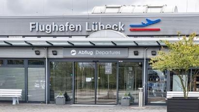 Bild: Markus Scholz/dpa
Der Flughafen Lübeck verliert nach nur sechs Wochen seine Verbindung nach München. (Archivbild)