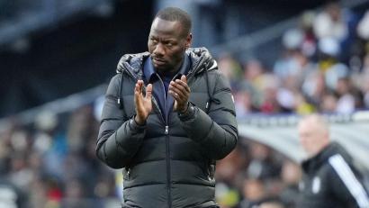 Bild: Aurelien Morissard/AP/dpa
Senegals Cheftrainer Pape Thiaw soll seit Monaten ohne Vertrag und ohne Gehalt arbeiten. (Archivbild)