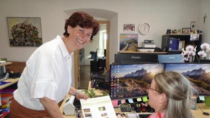 Bild: ui
Bürgermeisterin Tanja Kippes (links) bespricht im Vorzimmer des Rathauses Neustadt/WN mit Ramona Hermann den Plakatentwurf für die Sommerserenaden.