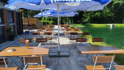 Bild: Thomas Graf/exb
Die Terrasse mit Kiosk direkt am Badeweiher.