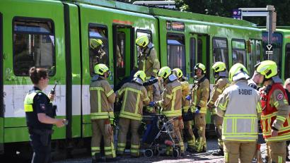 Bild: Julian Stratenschulte/dpa
Die beiden Bahnen waren zusammengestoßen.