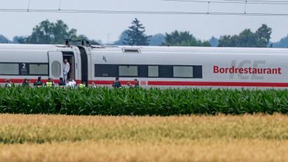 Bild: Armin Weigel/dpa
Knapp ein Jahr nach einem Axtangriff in einem ICE in Niederbayern beginnt der Prozess gegen den Beschuldigten. (Symbolfoto)