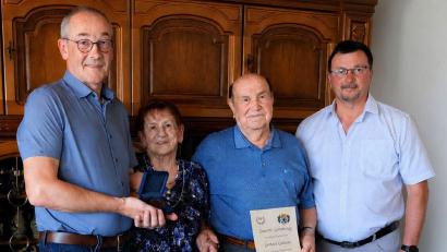 Bild: gau
Gerhard Gattaut (Zweiter von rechts) feierte 90. Geburtstag in Rieden. Zu den ersten Gratulanten zählte natürlich seine Frau Maria. Glückwünsche überbrachten auch Riedens Bürgermeister Erwin Geitner (links) und der evangelische Pfarrer Alfredo Malikoski.