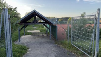 Bild: ge
Hier neben dem Stodelwirt soll der Mehrgenerationenpark entstehen – bestehende Spielgeräte und Tennisplätze werden eingebunden.