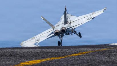 Bild: Uncredited/US Central Command/dpa
Das US-Militär hatte in der Nacht zu Donnerstag iranischen Angaben zufolge einen Bereich des Flughafens in der Hafenstadt Bandar Abbas attackiert.