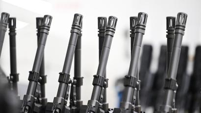 Bild: Bernd Weißbrod/dpa
Stahl an Stahl: Die Läufe von Sturmgewehren in der Produktion von Heckler & Koch.