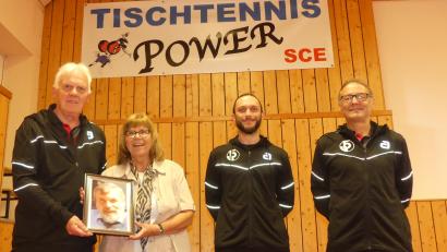 Bild: rn
Das Trainertrio (von links): Dieter Sporr, Philipp Bayer und Manfred Kleber halten Kontakt mit Karin Reul, die 1976 mit ihrem Ehemann Albrecht (Bild) den Grundstein für den Tischtennissport in Eschenbach gelegt hat.