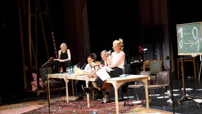 Bild: Tommy Hetzel/Wiener Burgtheater/dpa
Die Schauspielerinnen Mavie Hörbiger (l-r), Azaria Dowuona-Hammond, Sebastian Rudolph und Caroline Petersund bei der Leseprobe von Elfriede Jelineks „Unter Tieren“ im Burgtheater.
