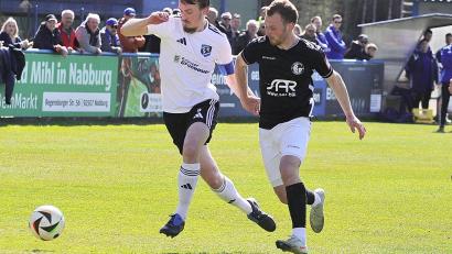 Archivbild: war
Nicht aufzugeben, ist eine der Stärken des SV Etzenricht: Stürmer Martin Pasieka (links, in einem Punktspiel) hofft am Samstag im Rückspiel gegen den SV Wenzenbach auf ein erneutes "Fußball-Wunder" wie zuletzt gegen den SV Hahnbach.