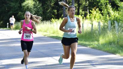 Bild: Hubert Ziegler
Hanna Hagerer (links) von der LSG Edelsfeld wurde Siegerin bei der Jugend B, ihre Teamkameradin Viola Hagerer (rechts) gewannen vergangenes Jahr den Cup in ihren Gruppen.