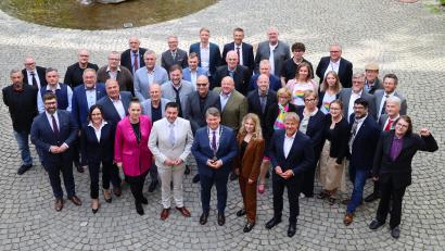 Bild: Christina Liedl/Stadt Weiden
Sieben Stimmen aus dem 40-köpfigen Weidener Stadtrat gingen bei der Wahl zum Dritten Bürgermeister an den AfD-Kandidaten Ferdinand Adam. Das ist eine Stimme mehr, als die Fraktion Sitze hat. Im Bild ist Adam der Zweite von links.