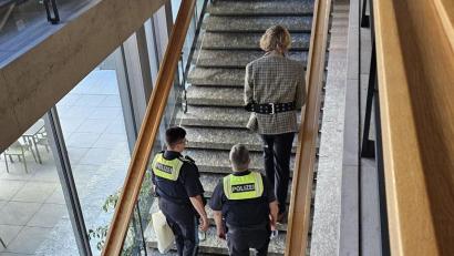 Bild: jak
Auch zum fünften Verhandlungstag erschien der Angeklagte in Hand- und Fußfesseln bei Gericht. Mindestens zwei weitere Verhandlungstage sind geplant, möglicherweise ist aber auch dann noch kein Ende in Sicht.