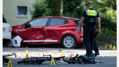 Bild: Fabian Strauch/dpa
Ein zerstörtes Fahrrad, ein verlorener Schuh auf der Fahrbahn - eine Frau hat drei Kinder angefahren.