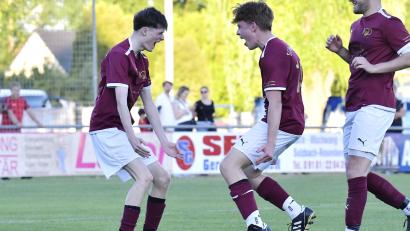 Bild: Hubert Ziegler
Szenen aus dem Relegationsspiel zwischen dem SC Eschenbach (rote Trikots) und der DJK Ensdorf.