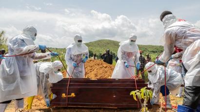 Bild: Moses Sawasawa/AP/dpa
Für die Beisetzung verstorbener Ebola-Patienten bestehen strenge Sicherheitsregeln - nicht alle Angehörigen haben hierfür Verständnis. (Archivbild)