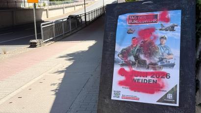 Bild: Gabi Schönberger
Mehrere Werbeplakate für den „Tag der Bundeswehr“ in Weiden wurden mit roter Farbe beschmiert.
