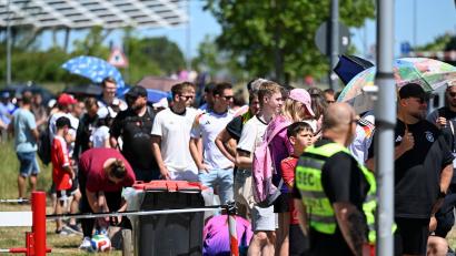Bild: Federico Gambarini/dpa
Schlange stehen für Neuer: In Herzogenaurach ist der Andrang groß.