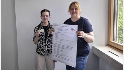 Bild: Eva Kreuzer
Lisa-Marie und Christina Schöpf (rechts) wollen mit ihrem Projekt "Quiet Hour" Menschen mit unsichtbarer Behinderung barrierefreies Einkaufen in Wernberg ermöglichen.