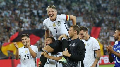 Bild: picture alliance / dpa
Bastian Schweinsteiger wird nach seinem letzten Länderspiel gegen Finnland von Thomas Müller (l) und Manuel Neuer (r) auf Schultern getragen. (Archivbild)
