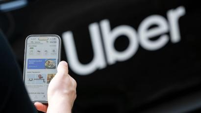 Bild: Sebastian Gollnow/dpa
Uber führt in Deutschland eine neue In-App-Funktion ein, die es Fahrgästen erlaubt, während der Fahrt den Ton im Fahrzeug aufzuzeichnen. (Symbolbild)