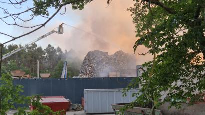 Bild: Hösamer
Auf dem Gelände eines Entsorgungsbetriebs in Schwandorf ist ein Feuer ausgebrochen.