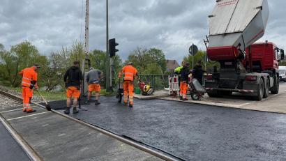 Archivbild: ihl
Im April 2025 wird am Nabburger Bahnübergang gearbeitet. Nun ist eine größere Sanierung vorgesehen. Ob diese in diesem Sommer über die Bühne geht, ist offen.