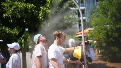 Bild: Christophe Ena/AP/dpa
Am Freitag wurde wegen extremer Hitze für elf Departements die zweithöchste Warnstufe Orange verhängt, darunter auch für Paris. (Archivbild)