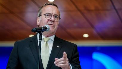 Bild: Kay Nietfeld/dpa
Verteidigungsminister Pistorius bei Pressekonferenz in Kanada.