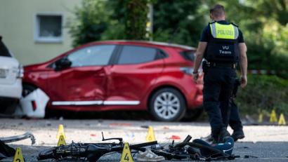Bild: Fabian Strauch/dpa
Ein Polizist an der Unfallstelle in Dinslaken