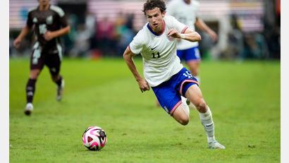 Bild: Eduardo Verdugo/AP/dpa
US-Nationalspieler Brenden Aaronson hat kurz vor der WM geheiratet. (Archivbild)